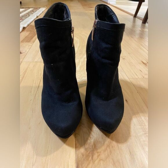 Limelight Faux Suede Veronica Booties Black Size 7.5 - Picture 1 of 11